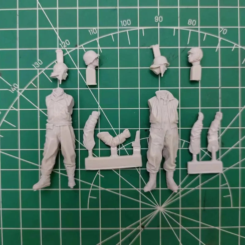 1/35 WWII US Tank Crew in Tan Coveralls, 2 Figures, Resin Model Figure Kit, Unassembled and Unpainted