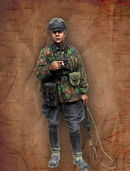 1/35 WWII German Infantry with MP40 in Camouflage, Resin Model Figure Kit, Unassembled and Unpainted