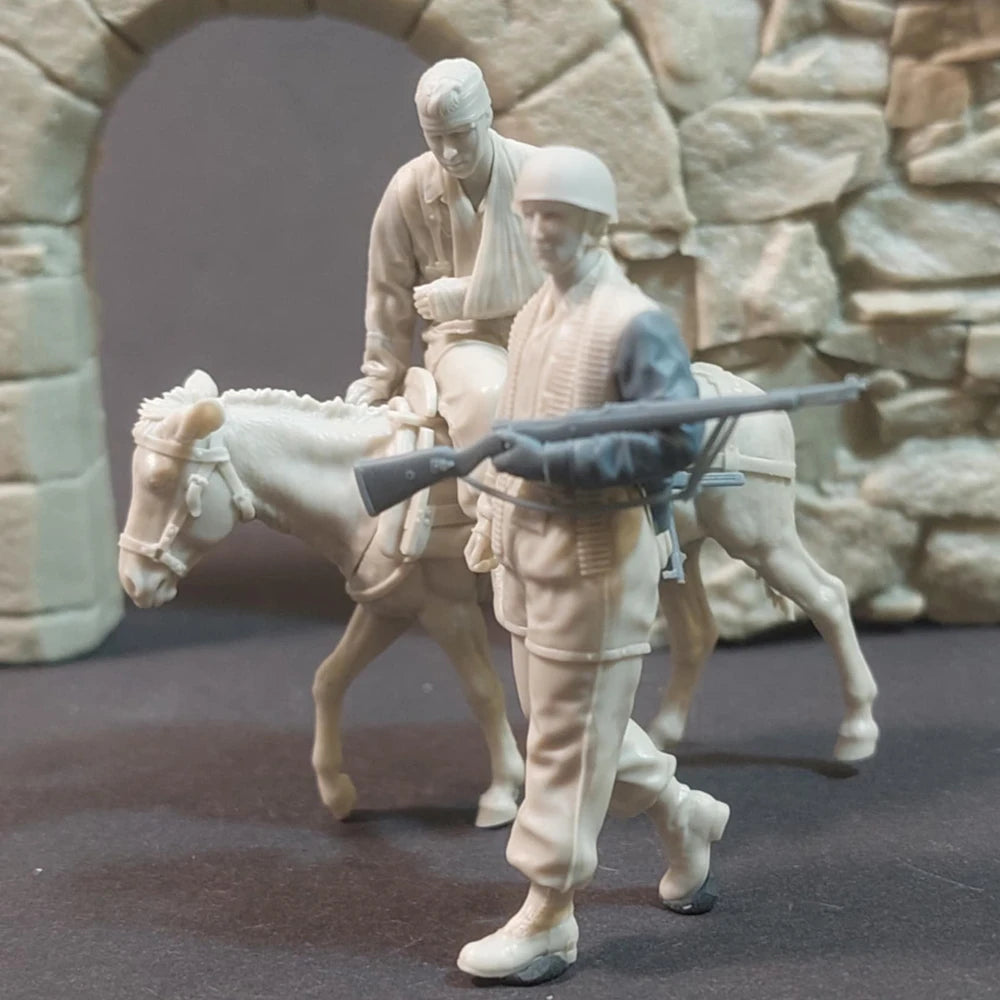 1/35 WWII Wounded & Armed Soldiers, 3 Figures, Resin Model Figure Kit, Unassembled and Unpainted