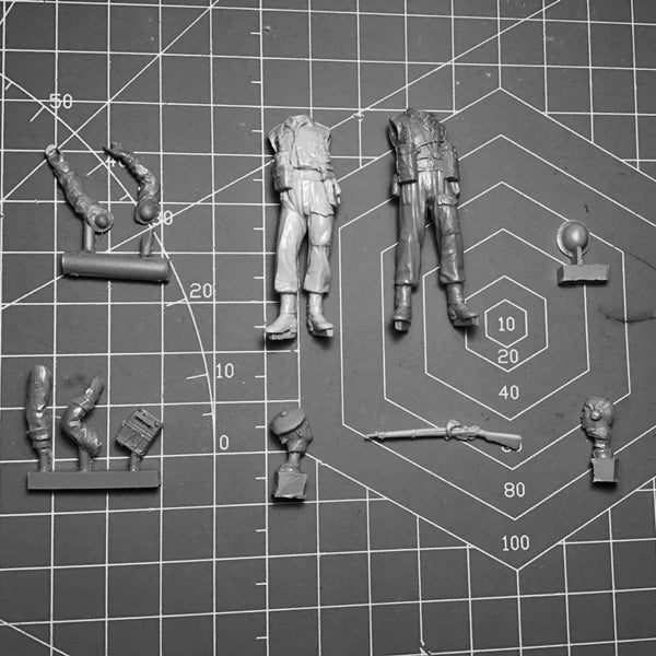 1/35 WWII British Officer and Radio Operator, 2 Figures, Resin Model Figure Kit, Unassembled and Unpainted
