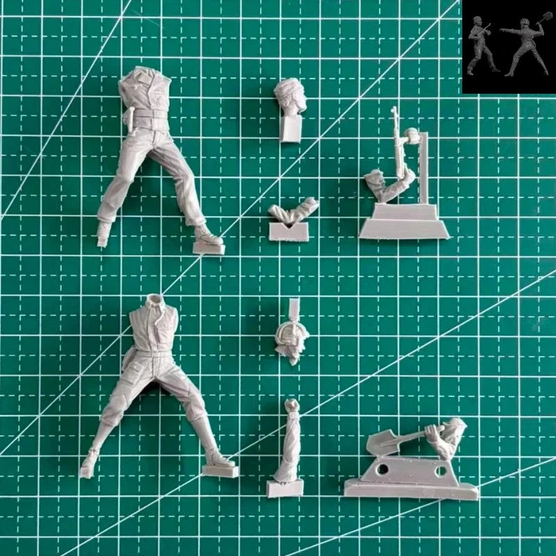 1/35 WWII Soviet & German Tank Crew, 2 Figures, Resin Model Figure Kit, Unassembled and Unpainted