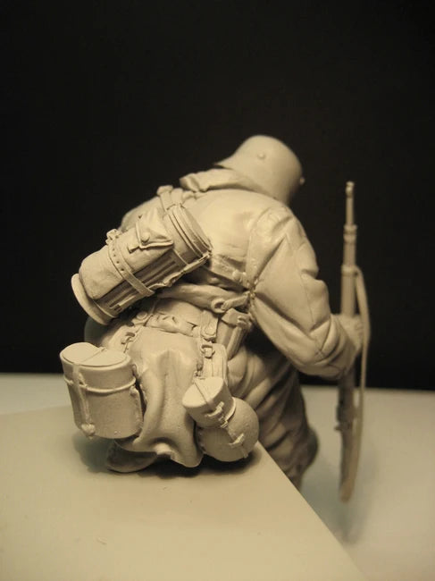 1/16 WWI German Infantryman Resting with Rifle, Resin Model Figure Kit, Unassembled and Unpainted