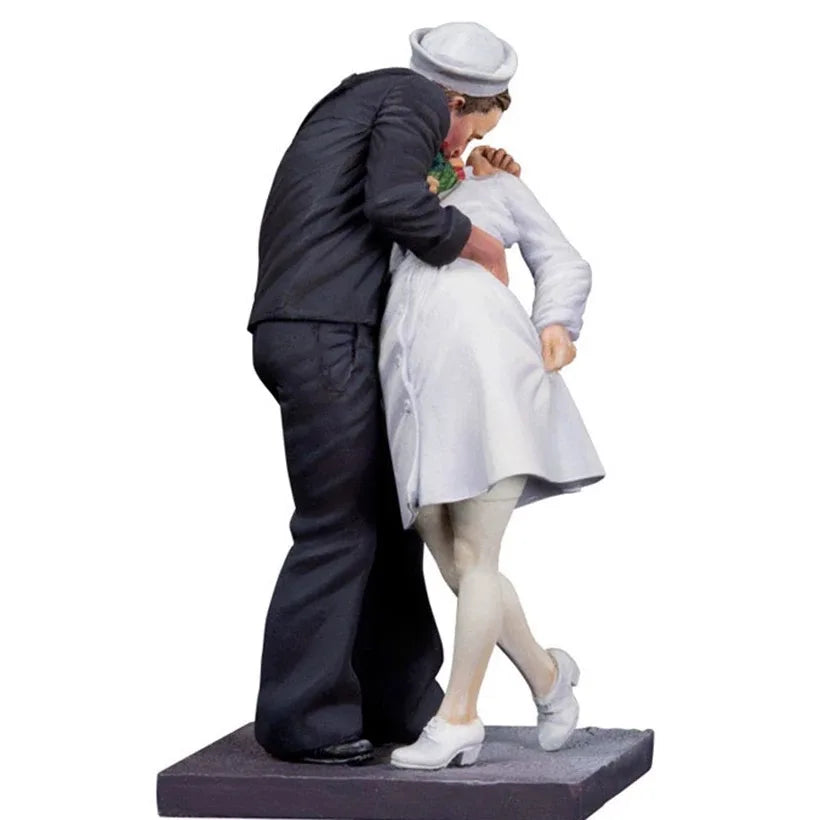 1/32 WWII Sailor and Woman, 2 Figures, Resin Model Figure Kit, Unassembled and Unpainted