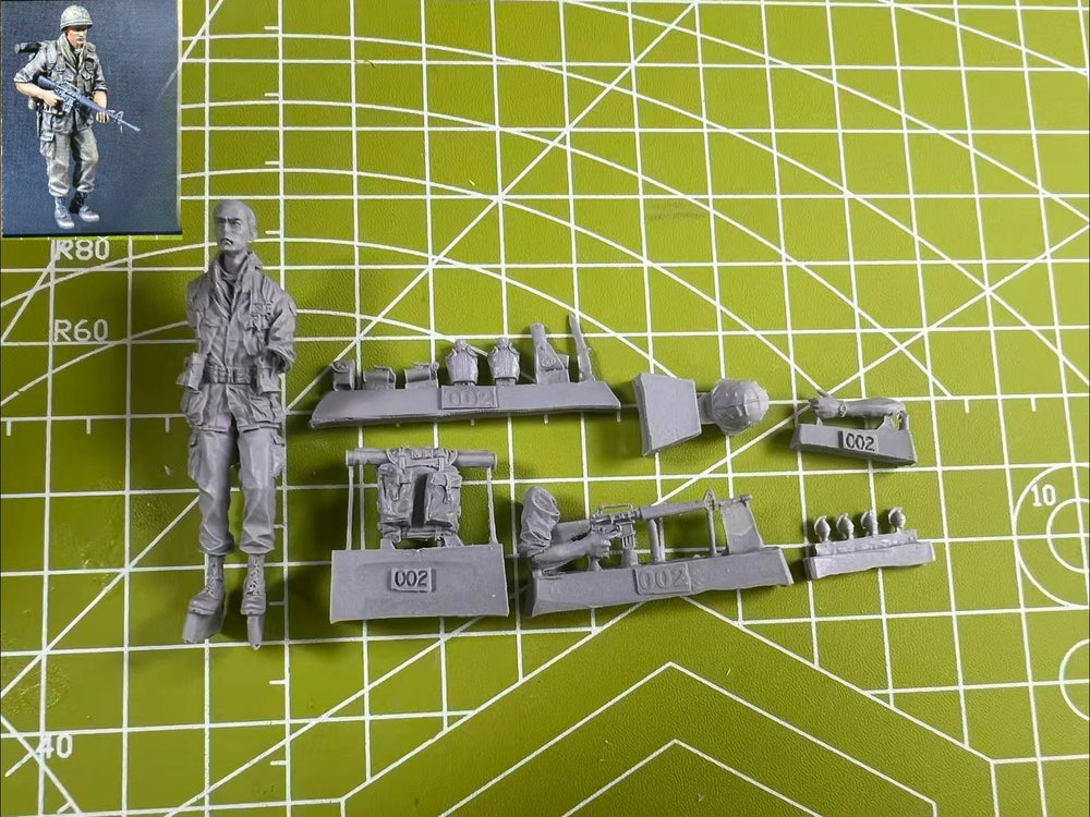 1/35 WWII US Infantryman Advancing with Binoculars, Resin Model Figure Kit, Unassembled and Unpainted