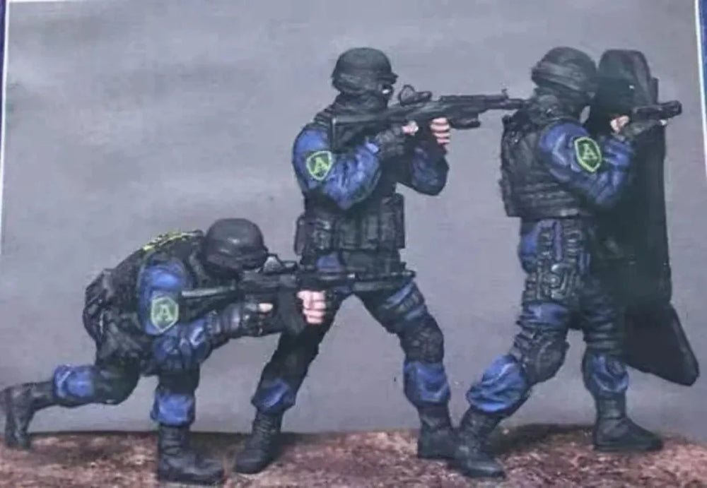 1/35 Modern Riot Police, 3 Figures, Resin Model Figure Kit, Unassembled and Unpainted