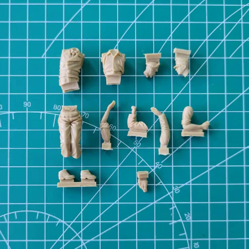1/35 WWII German StuG Crew Four, 2 Figures, Resin Model Figure Kit, Unassembled and Unpainted