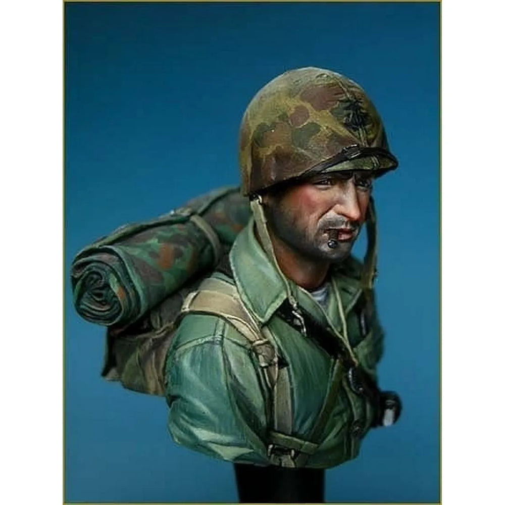 1/10 WWII US Infantryman with Bazooka, Resin Model Bust Kit, Unassembled and Unpainted