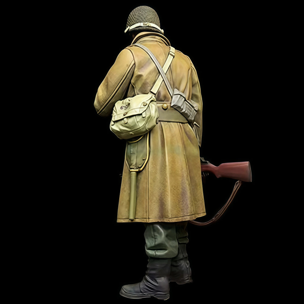 1/16 WWII German Infantry with Overcoat and Rifle, Resin Model Figure Kit, Unassembled and Unpainted