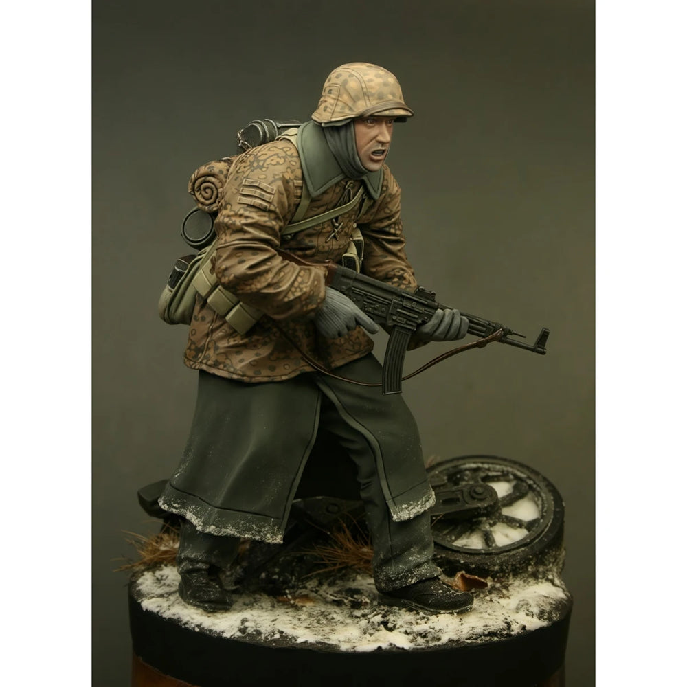 1/16 WWII German Infantry in Splinter Camo with MP40, Resin Model Figure Kit, Unassembled and Unpainted