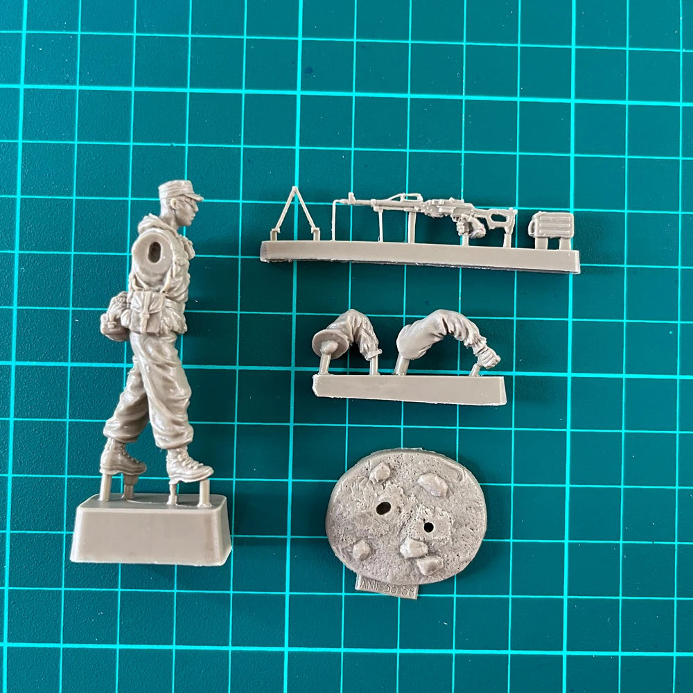 1/35 Modern Infantry Fireteam with Machine Gunner, 4 Figures, Resin Model Figure Kit, Unassembled and Unpainted