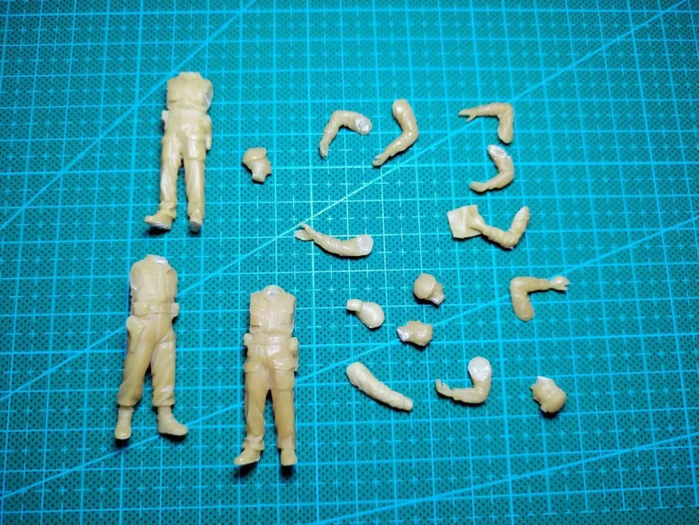 1/35 WWII British Tank Crew with Accessories, 4 Figures, Resin Model Figure Kit, Unassembled and Unpainted