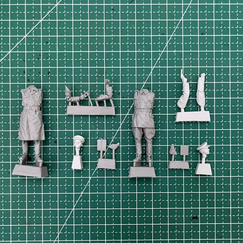 1/35 WWI Russian Imperial Officers, 2 Figures, Resin Model Figure Kit, Unassembled and Unpainted