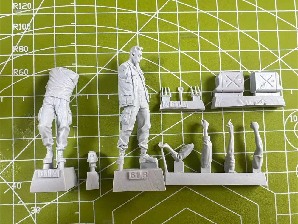 1/35 Modern US Army Tank Refueling Officer, 2 Figures, Resin Model Figure Kit, Unassembled and Unpainted