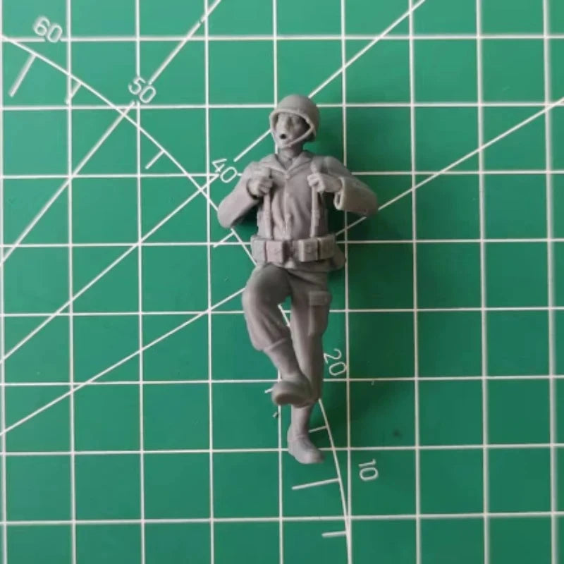 1/35 WWII US Infantry Soldier Advancing with Rifle, 2 Figures, Resin Model Figure Kit, Unassembled and Unpainted