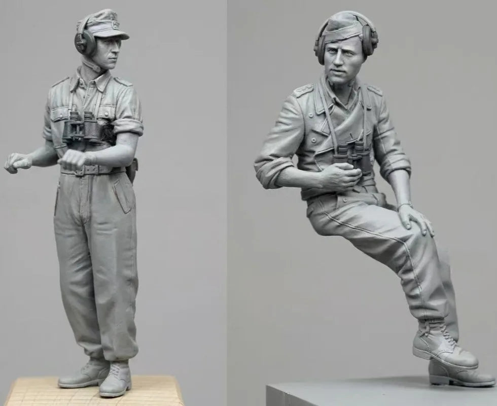 1/35 WWII German Panzer Crew with Radio Operator, 2 Figures, Resin Model Figure Kit, Unassembled and Unpainted