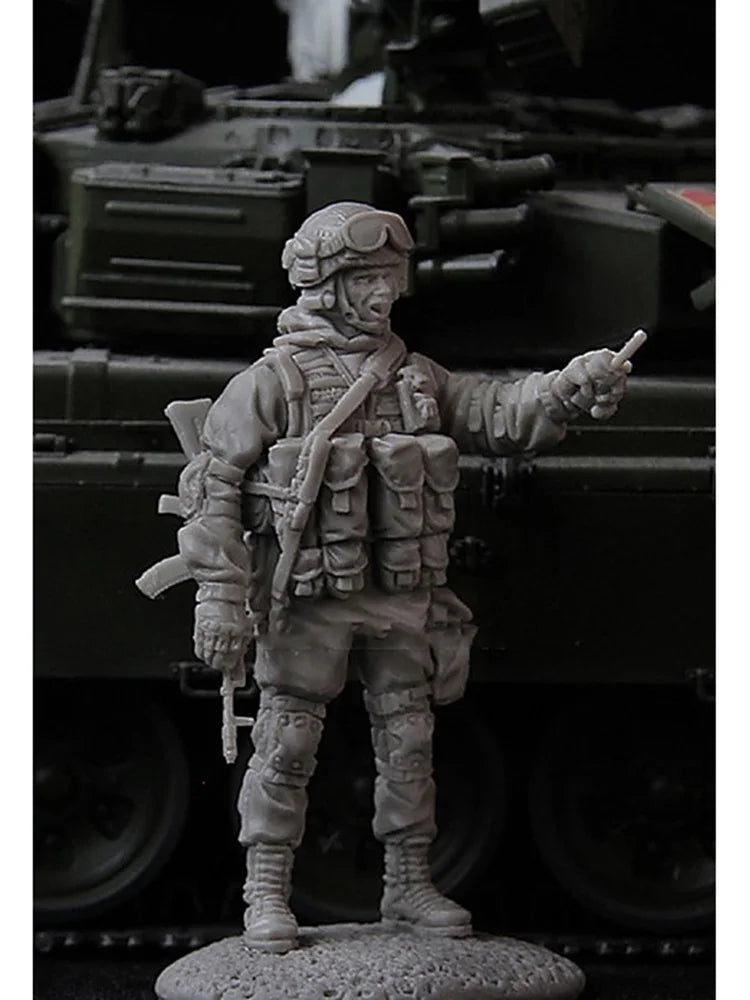 1/35 Modern Tactical Soldier Pointing with Rifle, Resin Model Figure Kit, Unassembled and Unpainted
