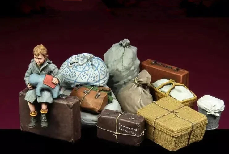 1/35 WWII Refugee Boy with Luggage, Resin Model Figure Kit, Unassembled and Unpainted
