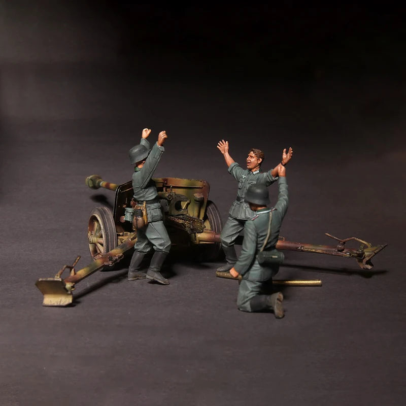 1/35 WWII German 75mm Artillery Crew in Action, 3 Figures, Resin Model Figure Kit, Unassembled and Unpainted