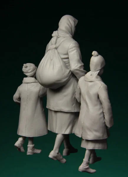 1/35 WWII Soviet Refugees, 3 Figures, Resin Model Figure Kit, Unassembled and Unpainted