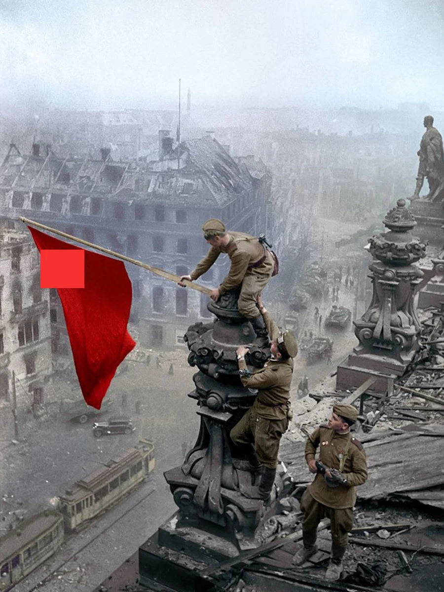 1/35 WWII Soviet Red Army with Flag, 3 Figures, Resin Model Figure Kit, Unassembled and Unpainted