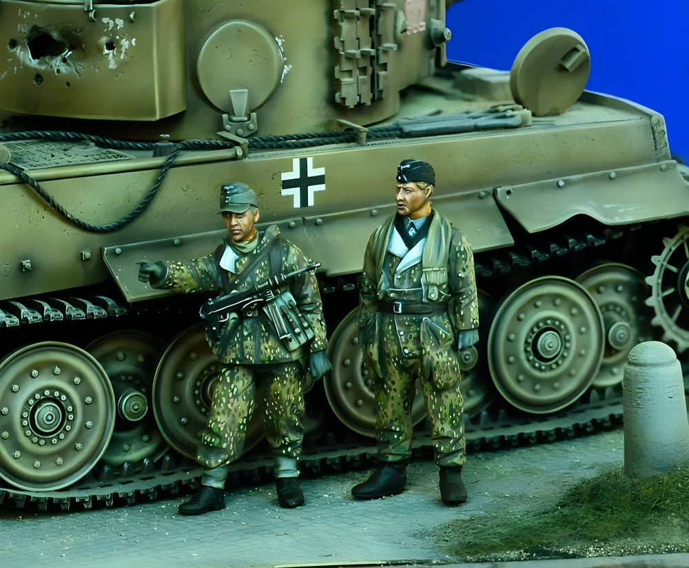 1/35 WWII German Panzer Crew in Splitter Camo, 4 Figures, Resin Model Figure Kit, Unassembled and Unpainted