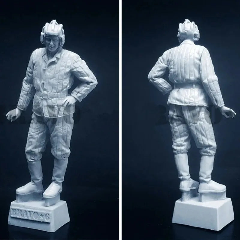 1/35 WWII Soviet Officer Standing with Hands on Hips, Resin Model Figure Kit, Unassembled and Unpainted