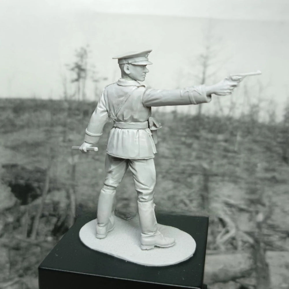 1/35 WWI British Officer Directing Troops, Resin Model Figure Kit, Unassembled and Unpainted
