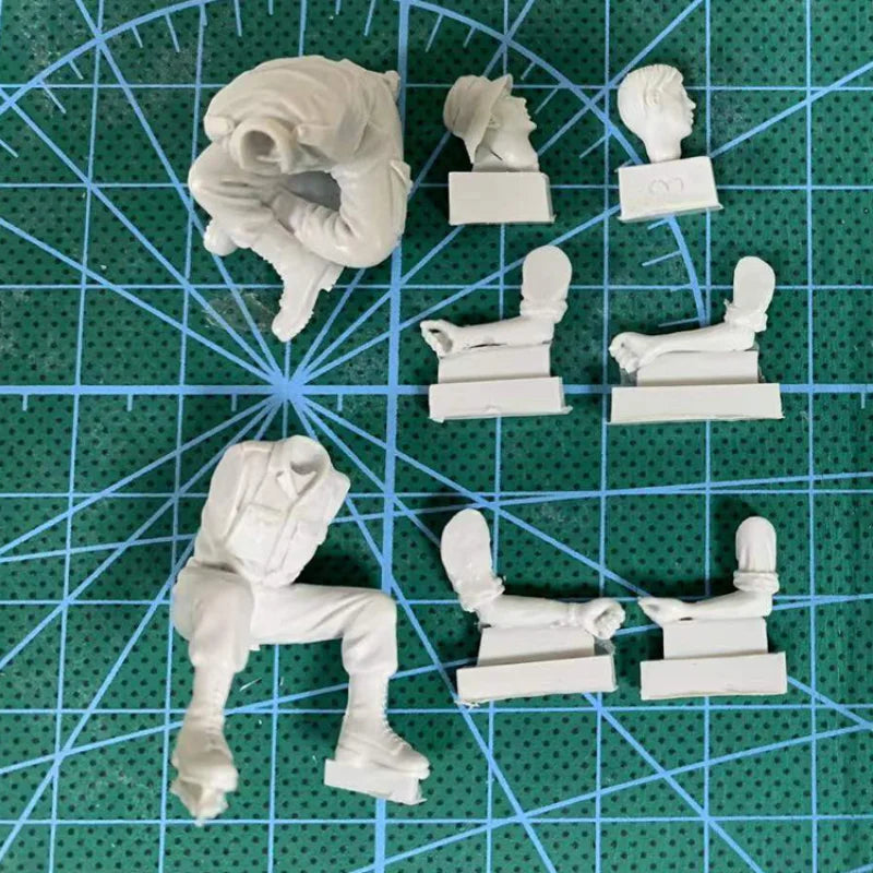 1/35 WWII Australian Soldier Reading Letter, Resin Model Figure Kit, Unassembled and Unpainted