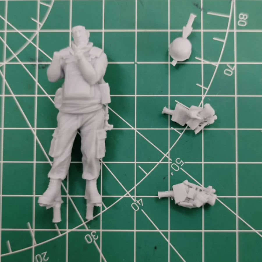 1/35 Modern Military Journalist, Resin Model Figure Kit, Unassembled and Unpainted