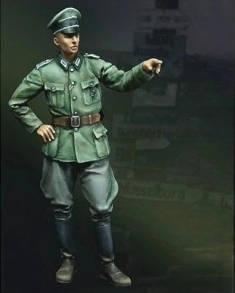 1/35 WWII German Officer Surveying, Resin Model Figure Kit, Unassembled and Unpainted