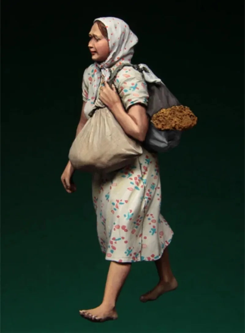 1/35 WWII Soviet Woman Refugee Carrying Bundle, Resin Model Figure Kit, Unassembled and Unpainted