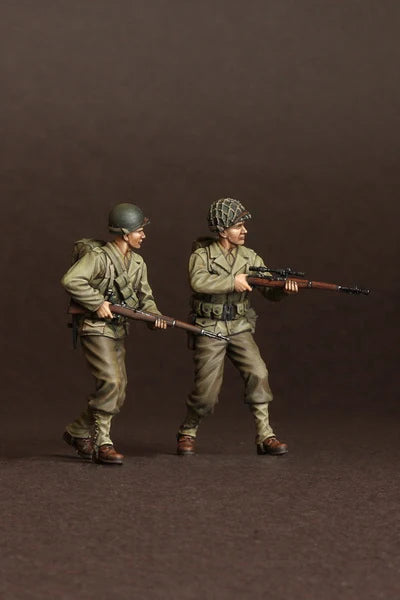 1/35 WWII US Infantry Advancing with Rifles, 2 Figures, Resin Model Figure Kit, Unassembled and Unpainted