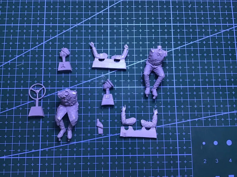 1/35 WWII Soviet Soldiers, 2 Figures, Resin Model Figure Kit, Unassembled and Unpainted
