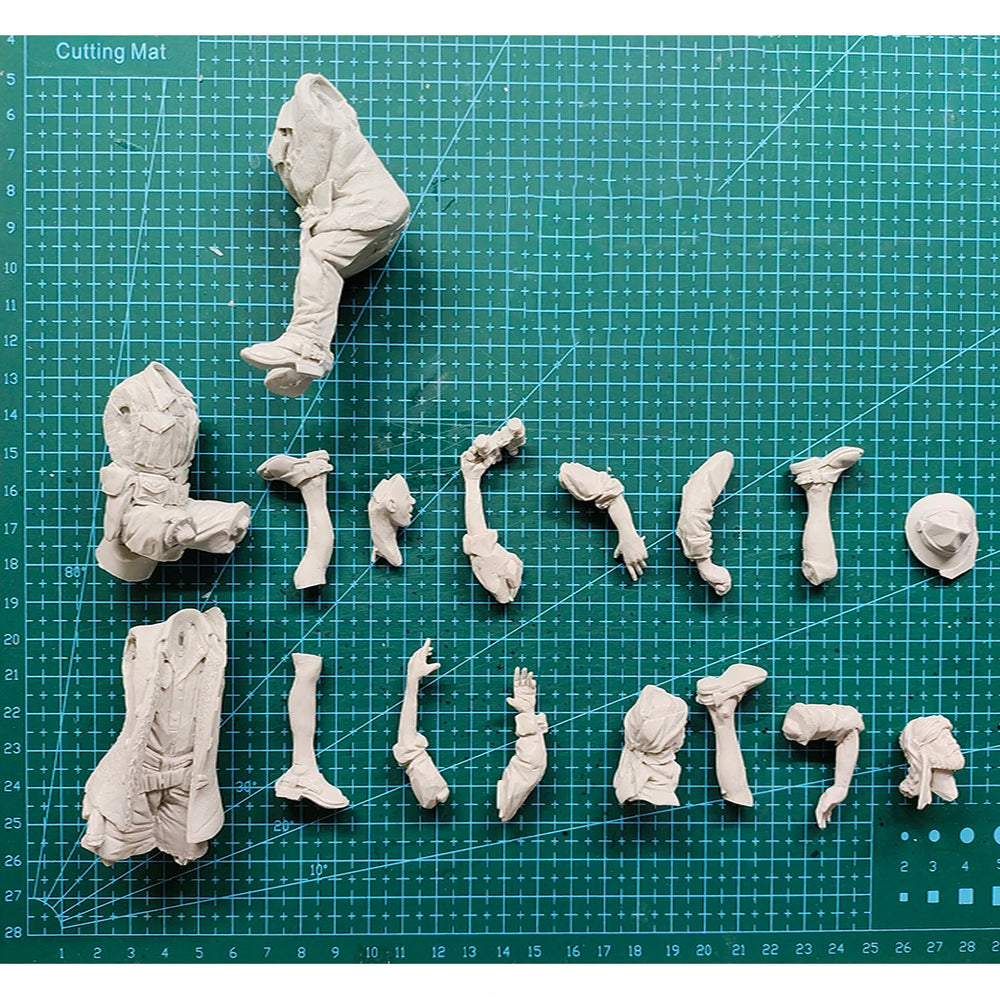 1/16 WWII German Officer with Binoculars and Resting Troops, 3 Figures, Resin Model Figure Kit, Unassembled and Unpainted