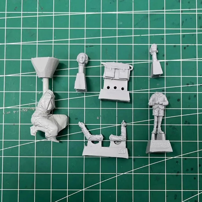 1/35 Early 20th Century European Woman and Boy, 2 Figures, Resin Model Figure Kit, Historical Theme, Unassembled and Unpainted