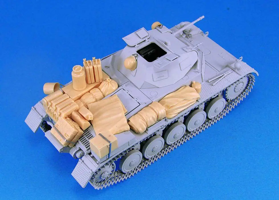 1/35 WWII Soviet T-34-85 Tank with Field Stowage, Resin Model Vehicle Kit, Unassembled and Unpainted
