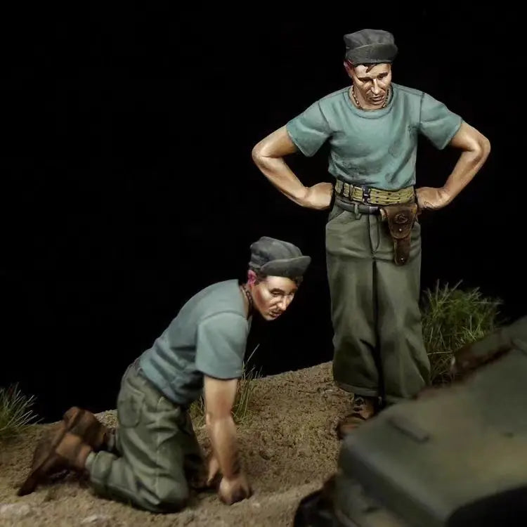 1/35 Vietnam War US Soldiers Examining, 2 Figures, Resin Model Figure Kit, Unassembled and Unpainted