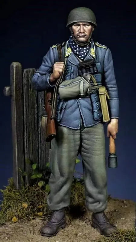 1/35 WWII German SMG Soldier with Neckerchief, Resin Model Figure Kit, Unassembled and Unpainted