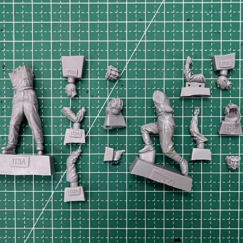 1/35 WWII German Panzer Crew Dismounting, 2 Figures, Resin Model Figure Kit, Unassembled and Unpainted