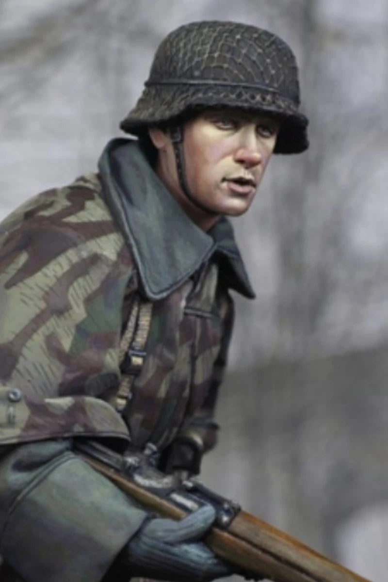 1/16 WWII US Grenadier Advancing with Rifle, Resin Model Figure Kit, Unassembled and Unpainted