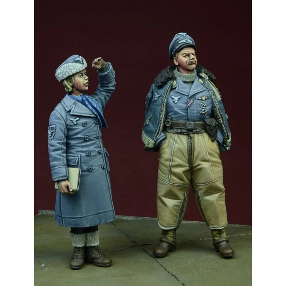 1/35 WWII German Luftwaffe Pilot & Female Assistant, 2 Figures, Resin Model Figure Kit, Unassembled and Unpainted