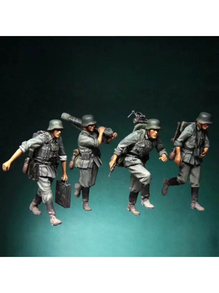 1/35 WWII German Infantry Charging with Rifles, 4 Figures, Resin Model Figure Kit, Unassembled and Unpainted