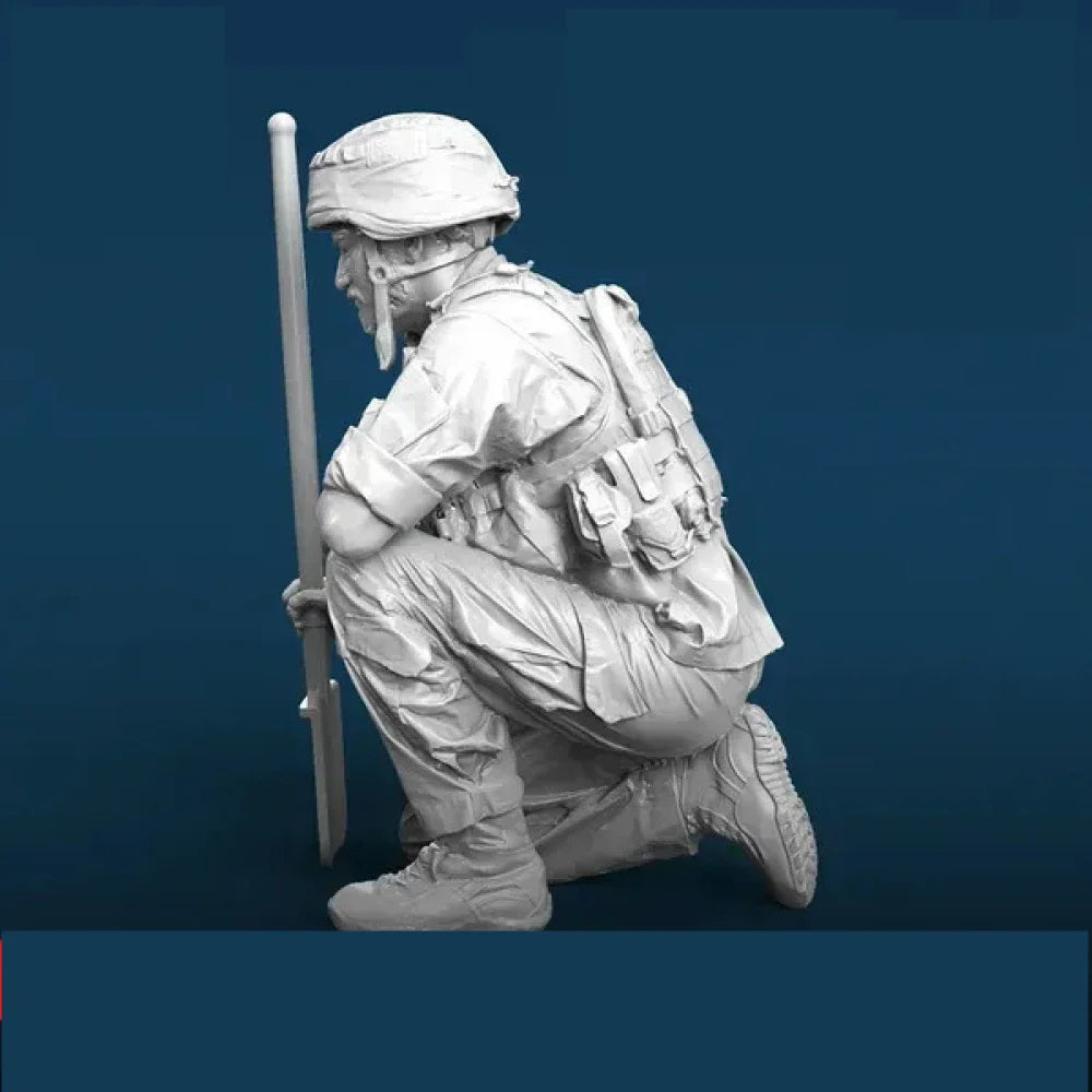 1/35 Modern Soldier Kneeling with Shovel, Resin Model Figure Kit, Unassembled and Unpainted
