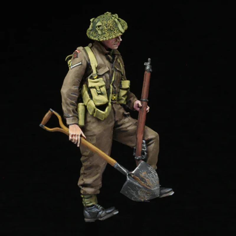1/35 WWII British Infantryman with Shovel and Rifle, Resin Model Figure Kit, Unassembled and Unpainted