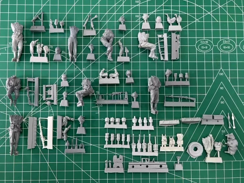 1/35 WWII German Half-Track Crew, 8 Figures, Resin Model Figure Kit, Unassembled and Unpainted