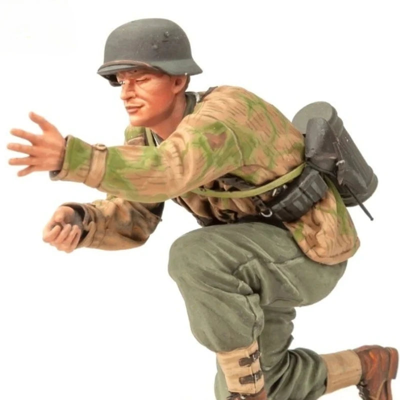 1/16 WWII German Field Artillery Gunner, Resin Model Figure Kit, Unassembled and Unpainted
