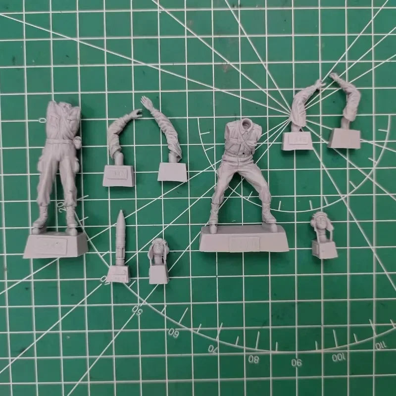 1/35 Modern Russian Tank Soldiers, 2 Figures, Resin Model Figure Kit, Unassembled and Unpainted