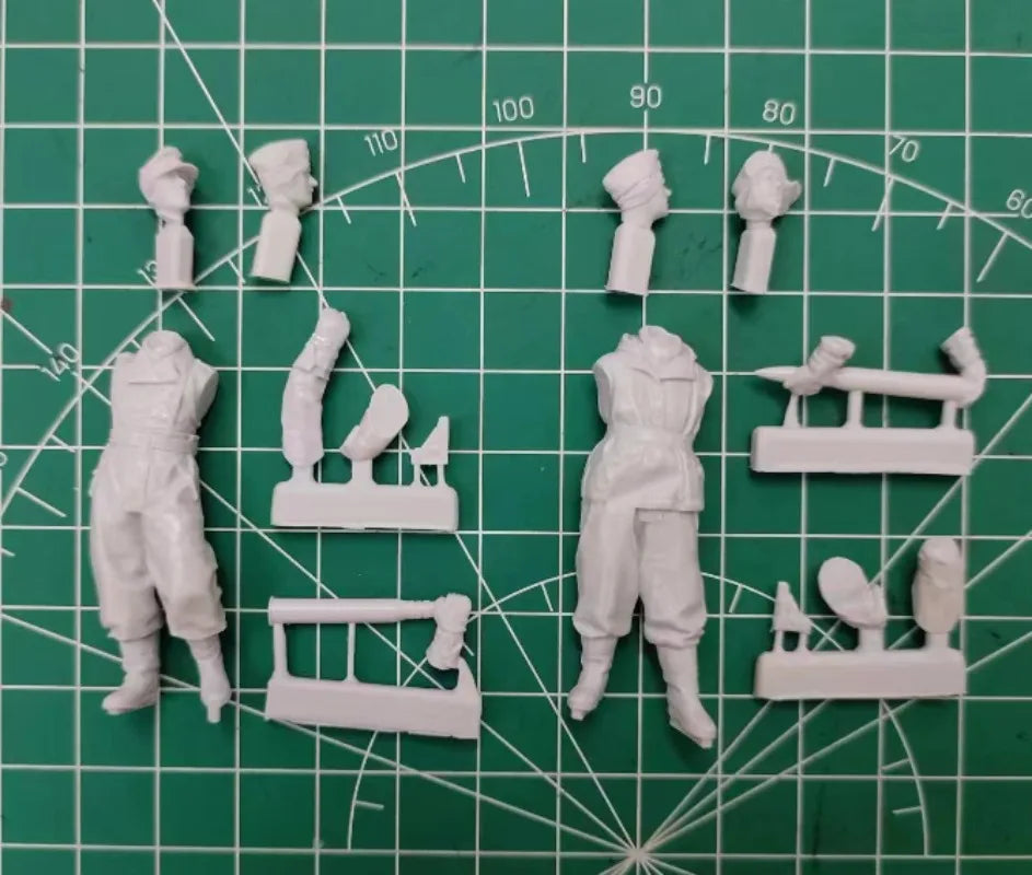1/35 WWII German Gun Crew with Artillery Shell, 2 Figures, Resin Model Figure Kit, Unassembled and Unpainted