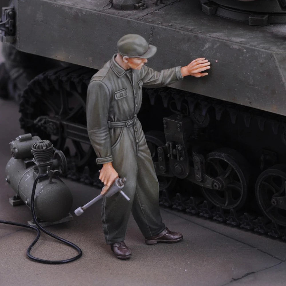1/35 WWII German Tank Mechanic Refueling, Resin Model Figure Kit, Unassembled and Unpainted
