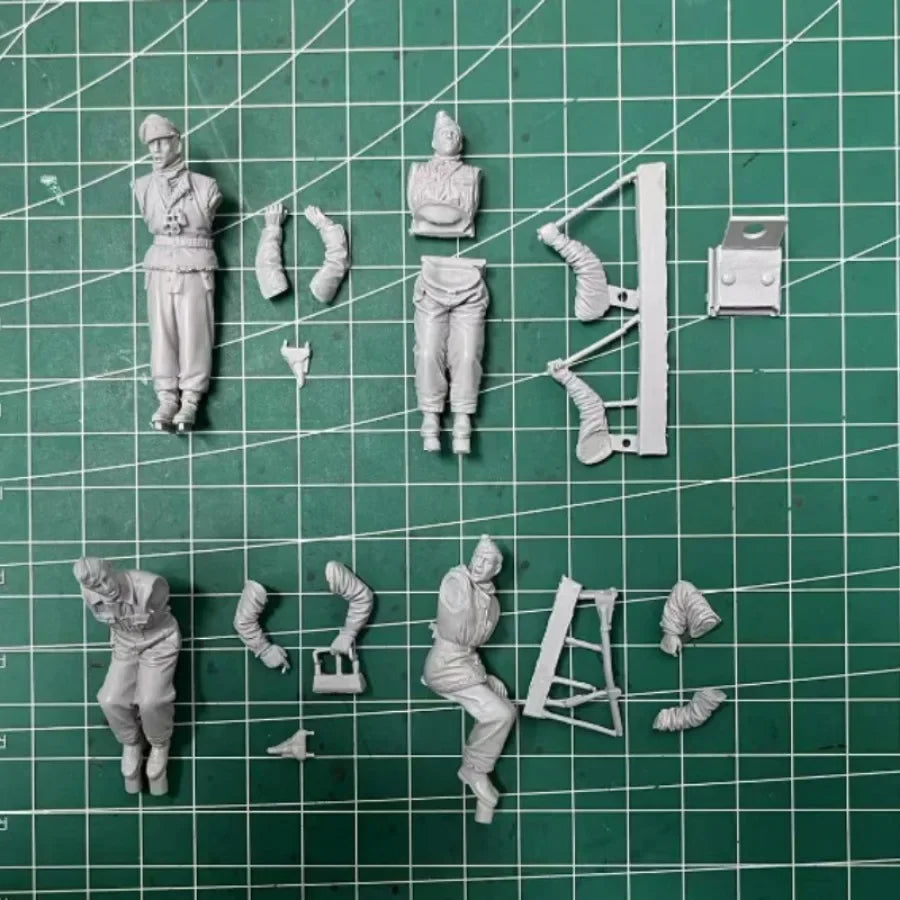 1/35 WWII German Panzer Crew Winter Rest, 4 Figures, Resin Model Figure Kit, Unassembled and Unpainted